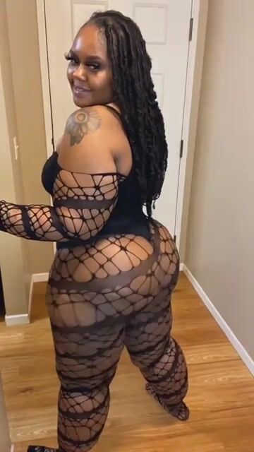 Let me know if y'all like what u see I plan on posting more of her thick ass????