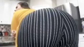 Big Booty Girl Farts: Who wouldn’t want to be behind this #2