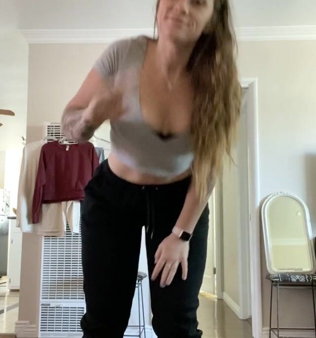 Hi! Here's my butt. And a very awkward hip slap that I rectify with a real spank