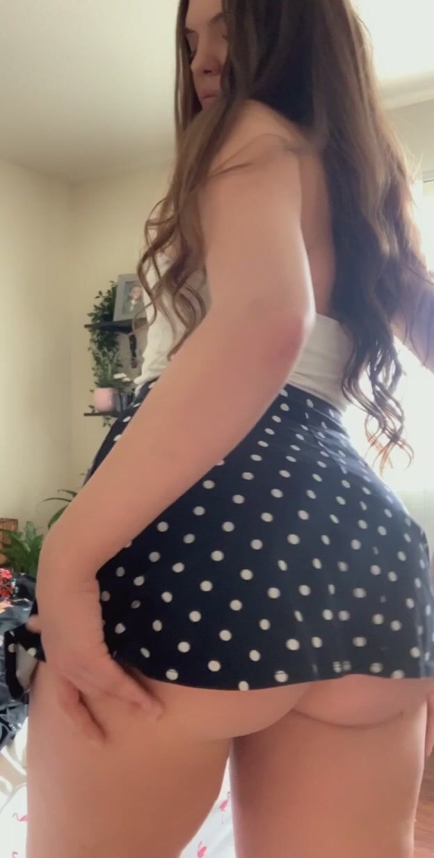 Mini skirts are my favorite to tease with ????????