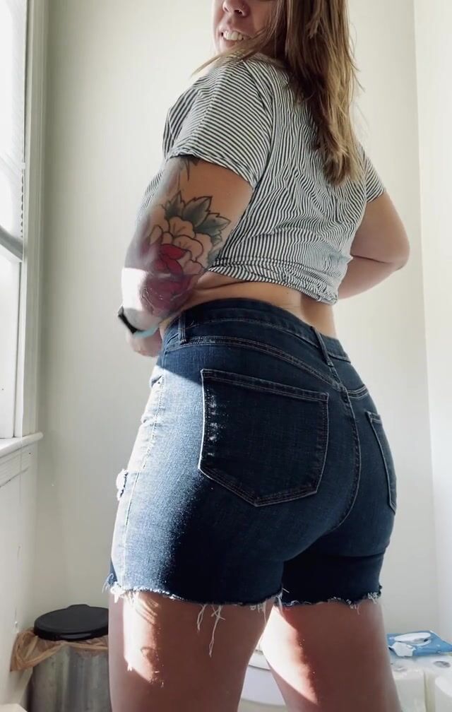 Just here to show you my favorite pair of jean shorts