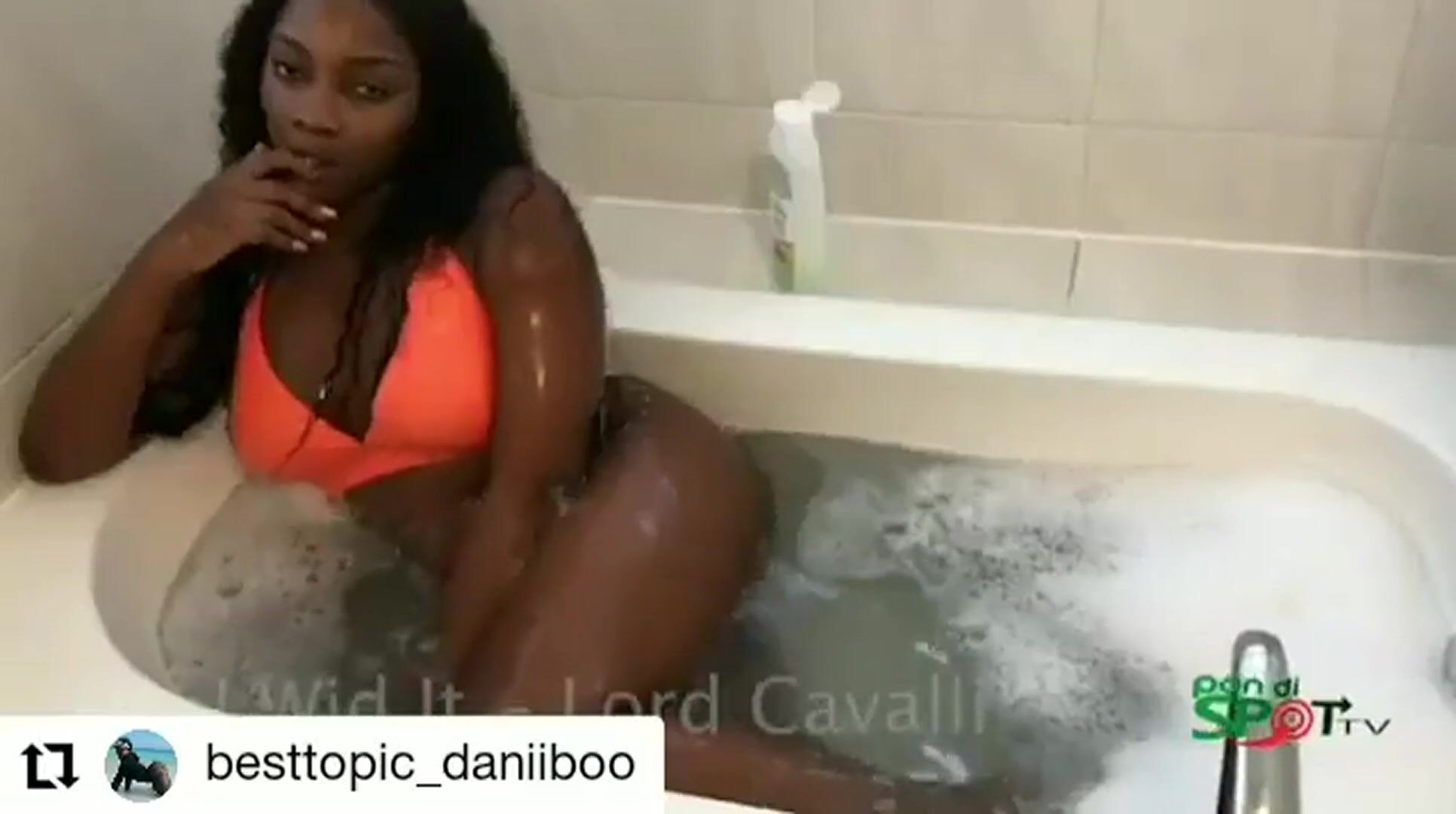 Shaking her big ass in the bathtub