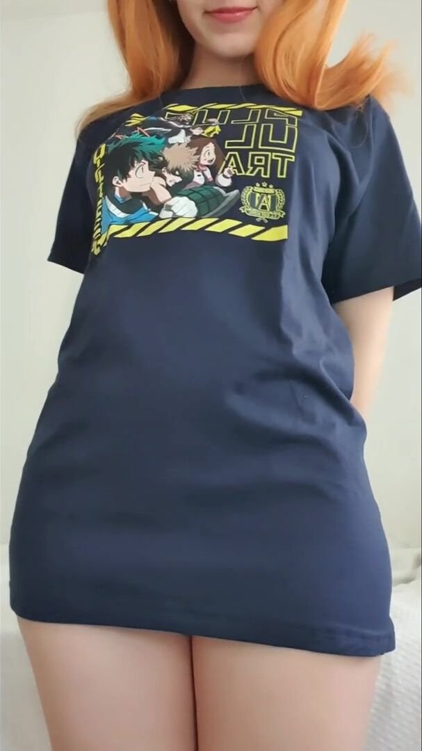 Petite in the front but think in the back :3