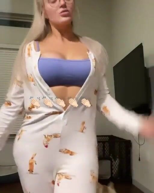 Snow bunny Ass clapping