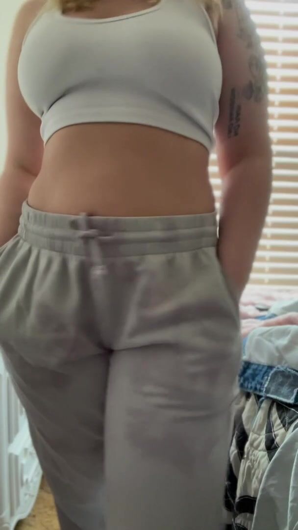 5’1” with a thicc ass.. wanna taste?