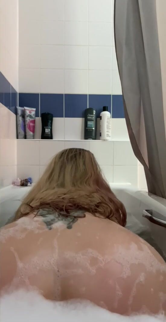 Bubble butt, wish I was shaking my ass in your face