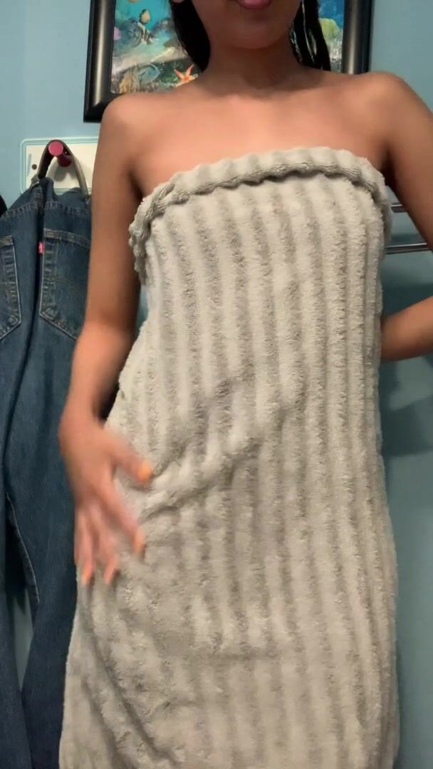 Wanna see what's under my towel? ????