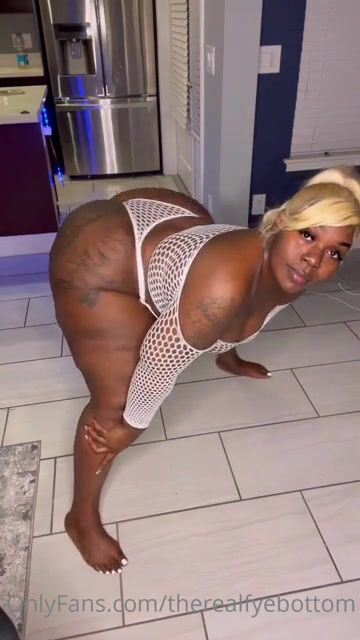 Big girl on all fours, ass for days