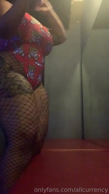 Had to bless the timeline with this big jello ass one mo time