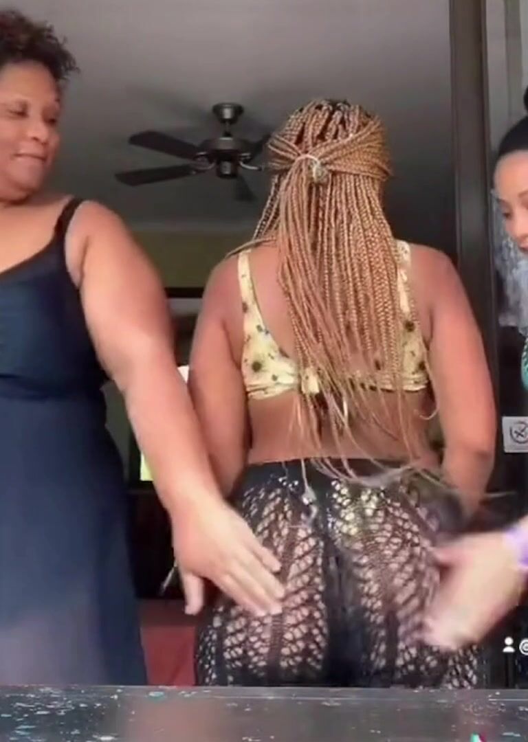 Momma makin waves (watch the slap)