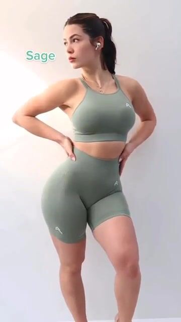 Damn Karina! those proportions tho..